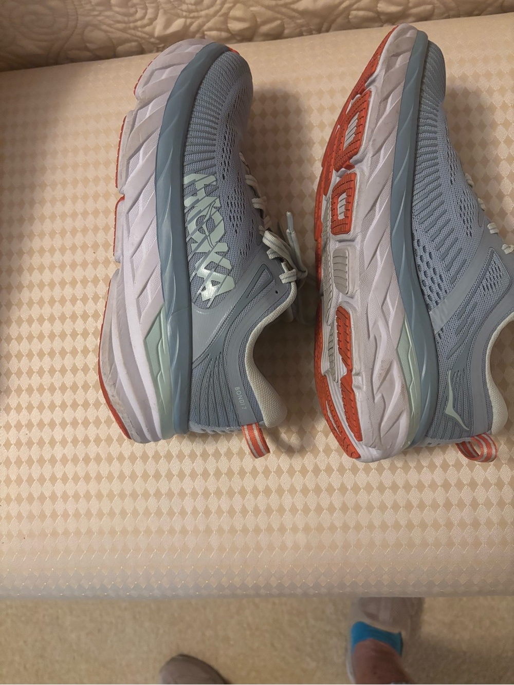 Light blue women’s Roku athletic shoes. Cushioned interior. Coral trim. - Picture 4 of 7